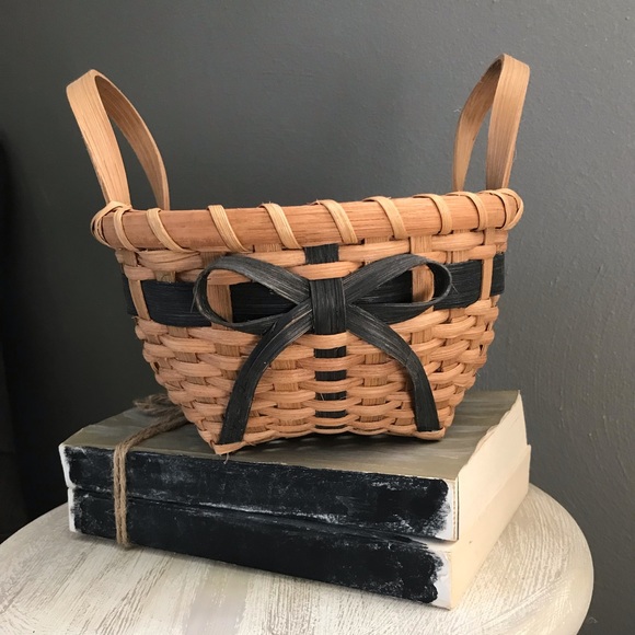 Vintage Basket - Picture 3 of 16
